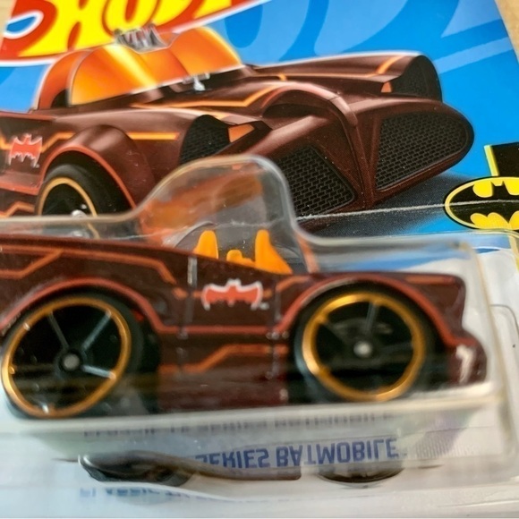 MATTEL HOT Wheels 2023 Tooned 66’ Classic Batmobile NWT - Picture 3 of 9